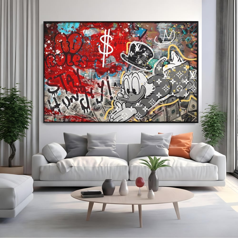 Tablou canvas cu tablou canvas cu scrooge mcduck si graffiti, in rama de aluminiu negru, pe perete intr-un living